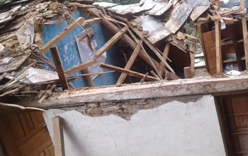 पञ्चेश्वरमा विद्यालयको भवन भत्किदा पठनपाठनमा समस्या, बिधार्थीहरू खुल्ला चौरमा बस्न बाध्य